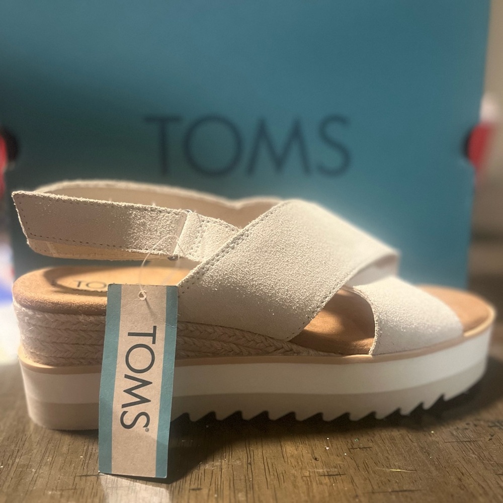 Tom’s women’s suede Diana crossover sandals